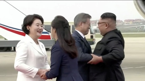 Lídri oboch Kóreí a ich prvé dámy sa srdečne zvítali.