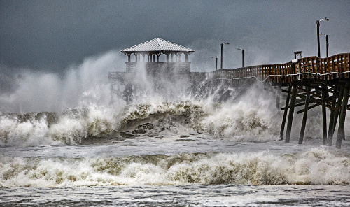 Atlantic Beach: Silný vietor spôsobil niekoľkometrové vlny.