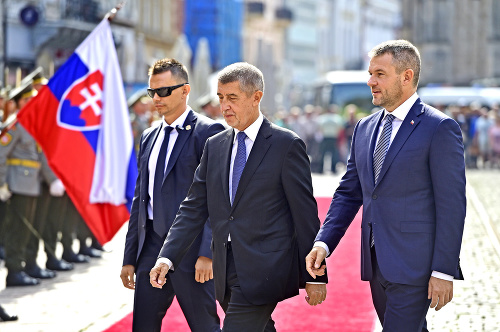 Obaja premiéri v Košiciach počas štátnych hymien a pred spoločným rokovaním.