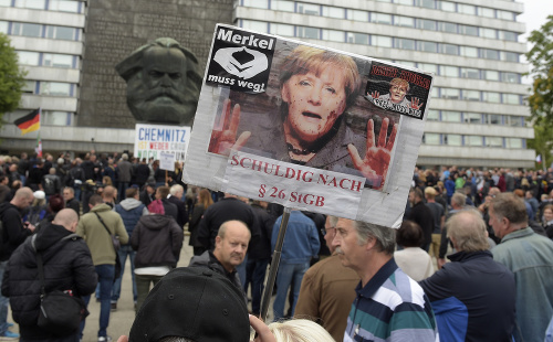 Protestujúci v Chemnitzi dali Merkelovej jasne najavo, čo si o nej myslia.