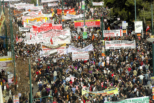 V Grécku kríza vyvolala protesty najmä pre nutné šetrenie na platoch vo verejnej správe.