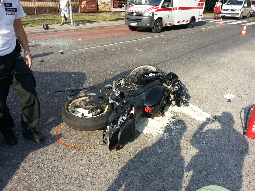 Pri nehode sa zrazilo osobné auto a motocykel. 