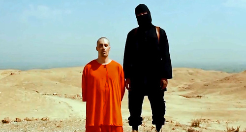 Vrahovia z Európy: Amerického žurnalistu Jamesa Wrighta Foleyho popravil v roku 2014 britský radikál Mohammed Emwazi prezývaný Jihadi John.