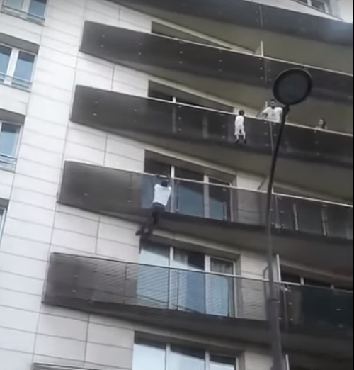 Migrant zachránil dieťa visiace z balkóna. 