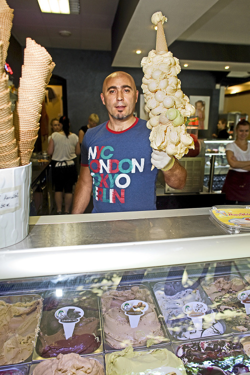 Cukrár Nadži „oblepil“ v Bratislave kornútok 150 kopčekmi zmrzliny. - 
