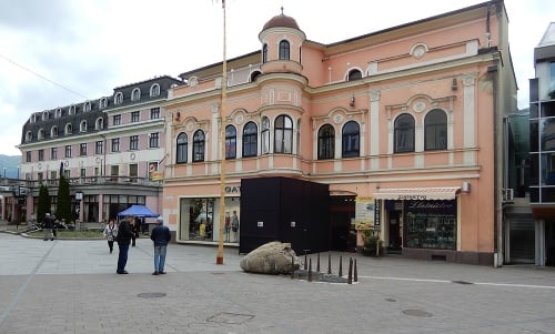 Na snímke nový zmrzlinový kiosk, ktorý v uplynulých dňoch pribudol pri historickej budove na Mostovej ulici v centre Ružomberka, pobúril obyvateľov mesta.