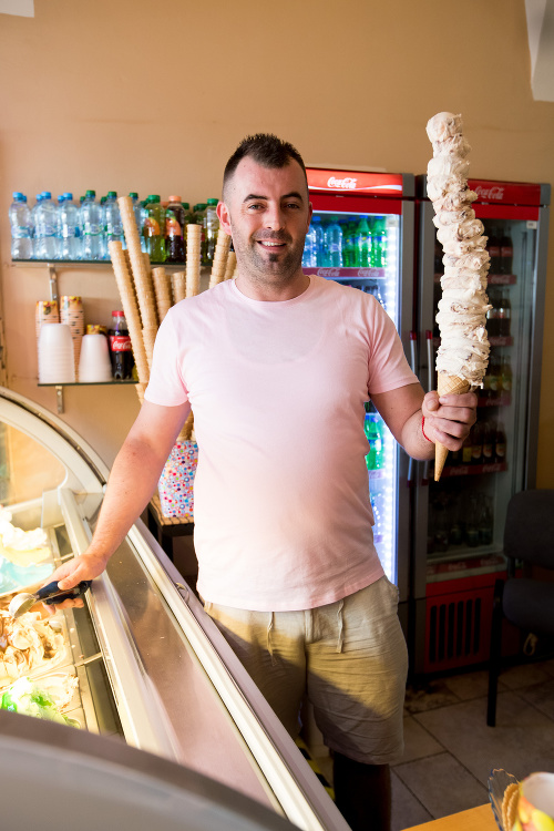 Mentor Rači naložil na kornútok 25 kopčekov zmrzliny.