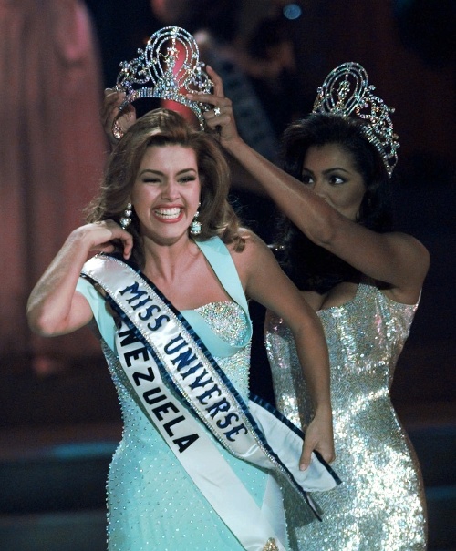 Chelsi Smith (vpravo) korunuje novú Miss Universe Aliciu Machado.