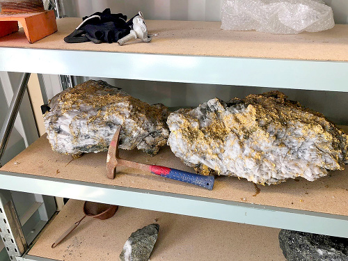 V Austrálii našli dva kamene zlatej hrudy baníci.