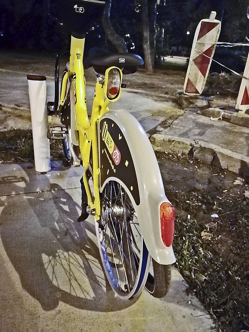V sobotu zdemolovali 8 žltých bicyklov.