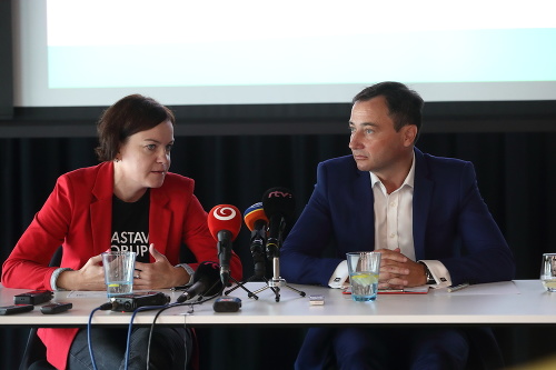 Klinčák vystúpil na tlačovke s riaditeľkou Nadáacie Zastavme korupciu Zuzanou Petkovou.