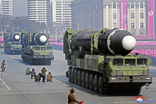 Takto sa Kim chvastal balistickými raketami počas sprievodu vo februári tohto roka.