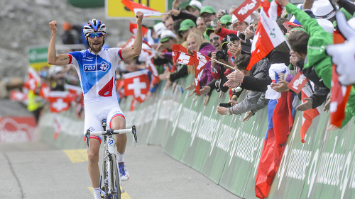 Francúzsky cyklista Thibaut Pinot sa teší po triumfe v stredajšej kráľovskej piatej etape na 79. ročníku pretekov Okolo Švajčiarska. Foto: TASR