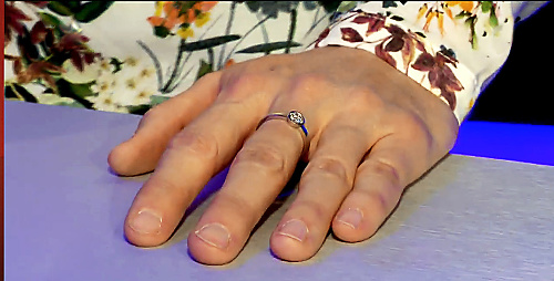 Zásnuby: Aneta ako dôkaz nosí krásny prsteň.