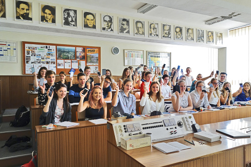 Popradskí gymnazisti nám na hodine fyziky ukázali svoje mobily. Všetci ich mali pri sebe.