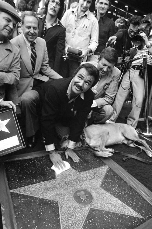 Burt Reynolds a jeho hviezda na chodníku slávy.