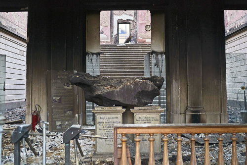 Meteorit bol vystavený pri vchode a plamene sa ho veľmi nedotkli.