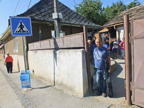 Peter žije s rodinou v skromných podmienkach v okrese Rožňava.