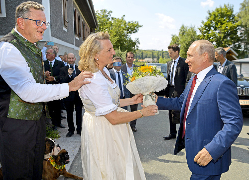 Putin prekvapil ministerku veľkou kyticou.