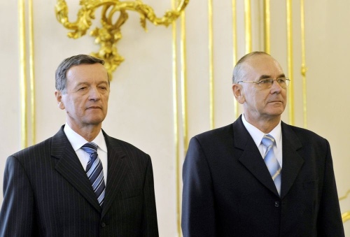 Bývalý šéf SIS Jozef Magala (vľavo) a nový riaditeľ Karol Mitrík.