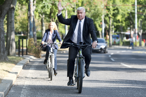 Minister dopravy, výstavby a regionálneho rozvoja SR Árpád Érsek prichádza na bicykli v rámci Európskeho týždňa mobility na 27. schôdzu vlády SR. 