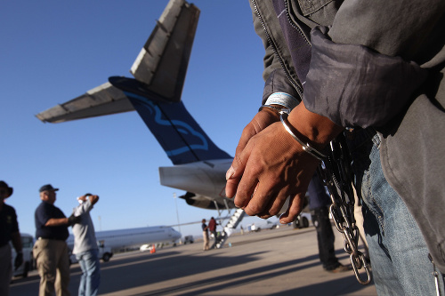 Deportácia: Ilegálnych prisťahovalcov, aj Slovákov, posielajú z USA často domov spútaných, ako zločincov.