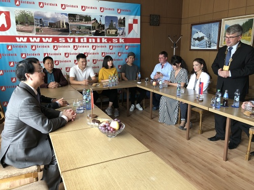 Veľvyslanec Číny Lin Lin počas stretnutia s vedením mesta a zástupcami spoločnosti Sensei Logistic s. r. o.