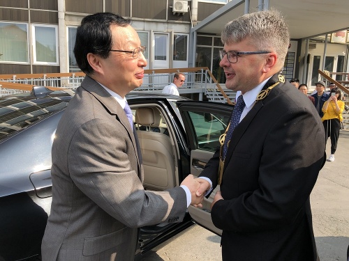 Primátor Svidníka Ján Holodňák (vľavo) víta veľvyslanca Číny na Slovensku Lin Lina 