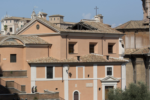Zrútená strecha na kostole Chiesa di San Giuseppe dei Falegnami na námestí Forum Romanum v Ríme