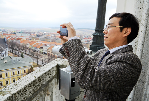 Nechýbalo ani nadšené fotenie okolia, pred 5 rokmi si takto starosta mestskej časti Šanghaja tiež fotil mesto z najvyššej kostolnej veže.