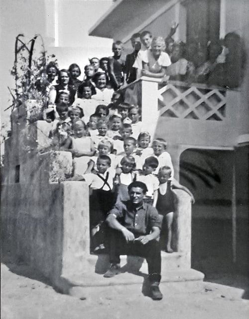  Karol († 24) s deťmi, ktoré zachránil pred  smrťou v koncentračnom tábore.