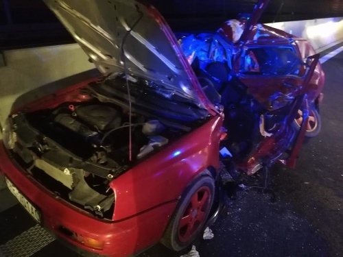 Vodič osobného auta sa otáčal v tuneli, narazil do neho vodič dodávky.