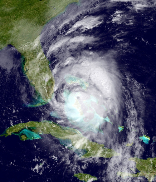 Na satelitnej snímke NOAA je znázornený príchod hurikánu Matthew zo severozápadu Kuby smerom k pobrežiu Atlantického oceánu na južnej Floride.