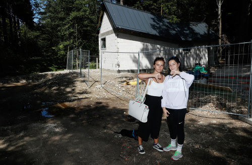 Gréta (vľavo, 15) a Kika (16) navštevujú Kamzík často, nové toalety sa im však nepáčia.