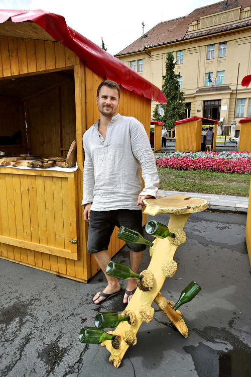 ário Bačík (23) z  Banskej Štiavnice sa dal pred 1,5 rokom na výrobu drevených svietnikov a aj misiek.