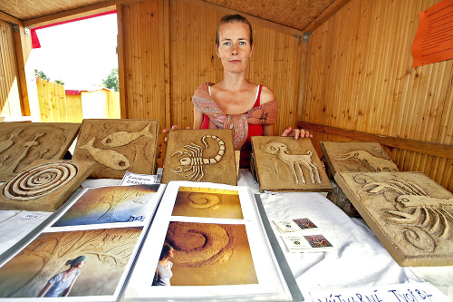 Vyštudovaná výtvarníčka Mária Janštová (39) z Vidinej pri Lučenci predáva svoje umelecké diela z nepálenej hliny.