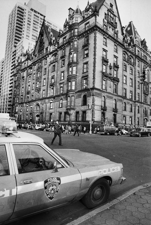 Na Lennona zaútočil Chapman pred jeho bytom v New Yorku.