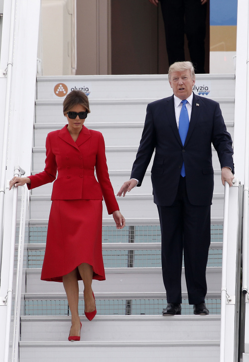 Donald Trump s manželkou Melaniou pri prílete do Paríža.