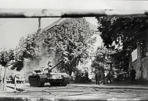 Tanky v uliciach: Takto vyzerala „bratská pomoc“ v Poprade. 