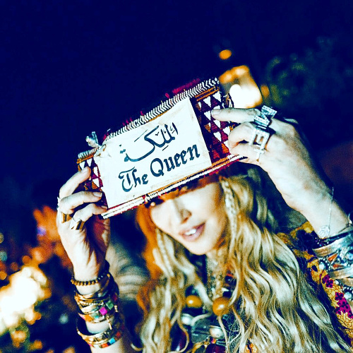 Speváčka pózovala s nápisom Kráľovná, ak by náhodou niekto zabudol.