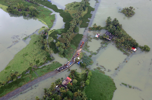 Záchranári sa ďalej snažia vysporiadať s následkami mohutných záplav.