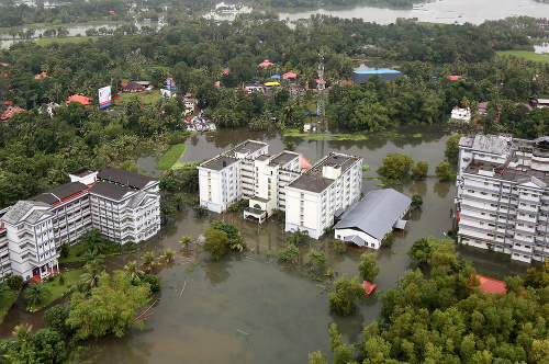 Záchranári sa ďalej snažia vysporiadať s následkami mohutných záplav.