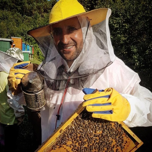 Hudobník si vyskúšal úlohu zberateľa medu.