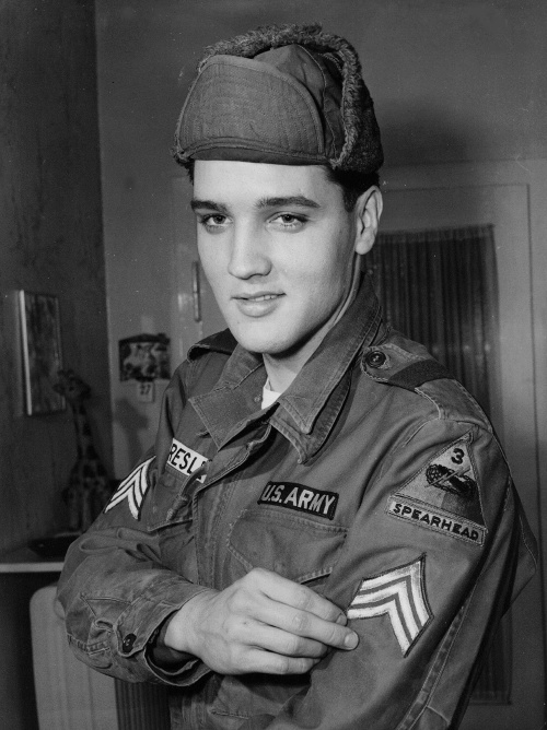 Na snímke z 21.januára 1960 desiatnik Elvis Presley v čase, keď vykonával vojenskú službu v nemeckom Bad Nauheime.