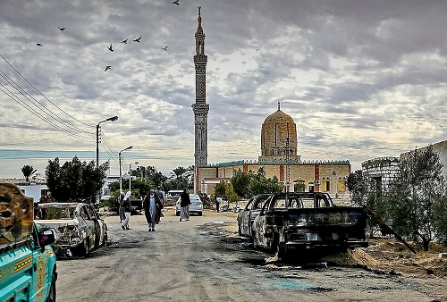 Útočníci podpálili aj autá okolo mešity.