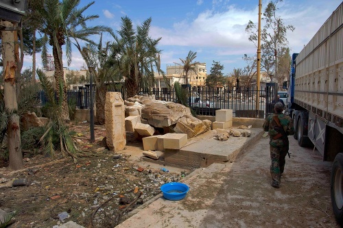 Zničená socha pri vstupe do múzea v Palmýre. 