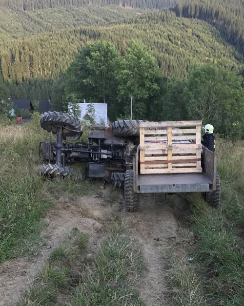 V okrese Námestovo traktor na lesnej ceste zavalil spolujazdca Ivana.