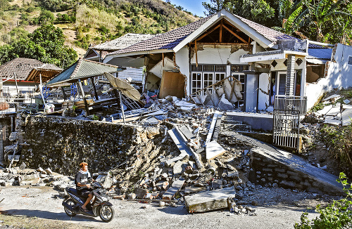 Zemetrasenie zničilo tisícky budov a domov.