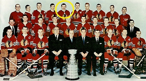 Tím Chicaga získal v roku 1961 Stanley Cup. Mikita (v krúžku) bol pri tom.