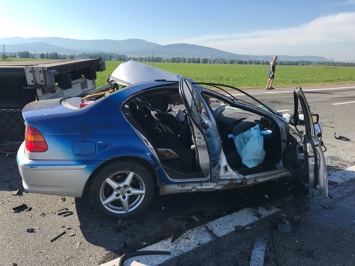V tomto osobnom aute zahynul vodič († 30) po zrážke s ťahačom. 